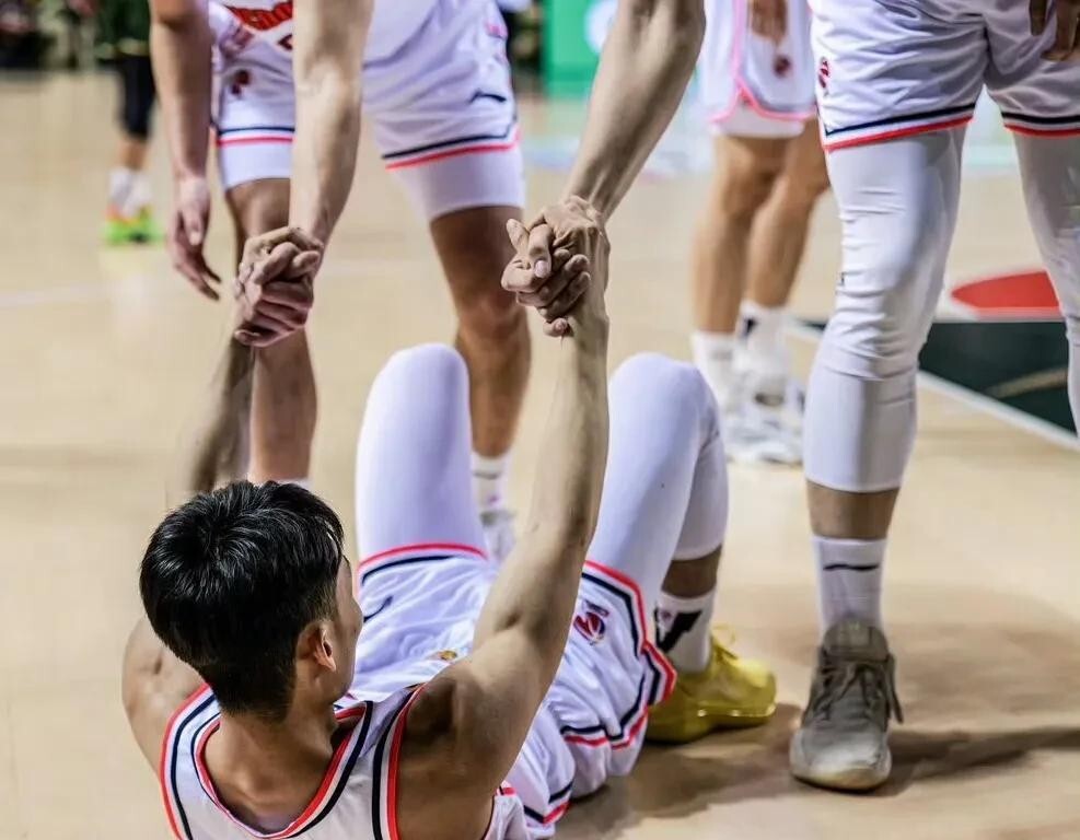 包含广东宏远队力争夺冠，壮志凌云再战球场的词条