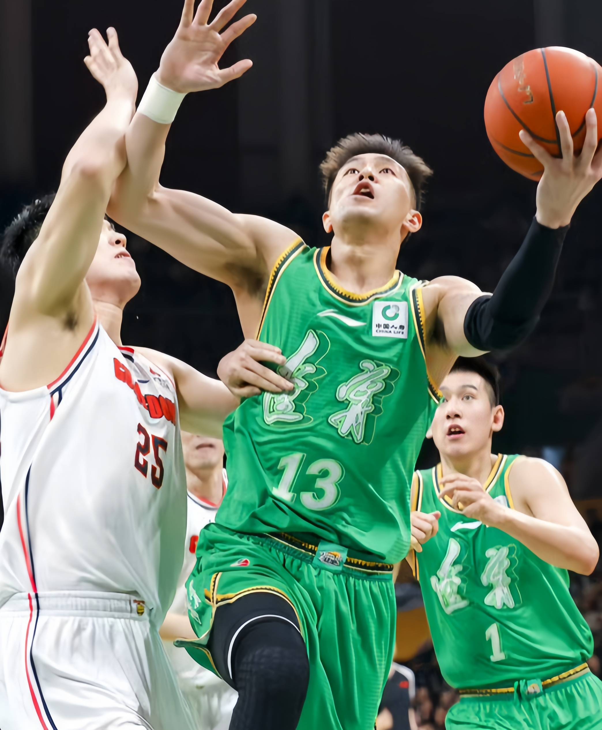 周琦15+9首钢胜深圳郭艾伦40分广州不敌北控