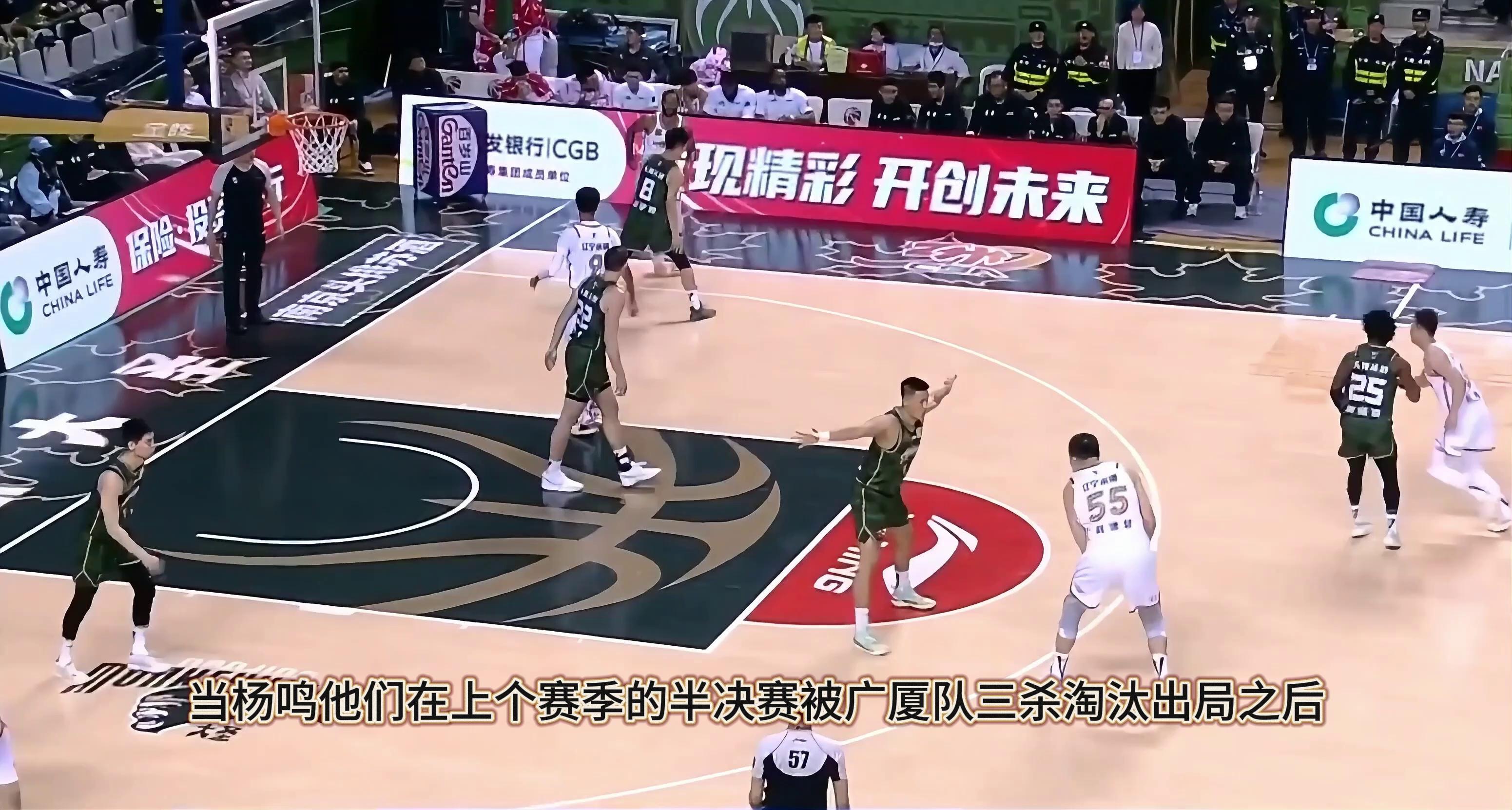 CBA球员实力较量，激烈对抗充满激情赛场燃烧
