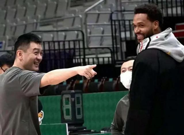 CBA球员实力较量，激烈对抗充满激情赛场燃烧